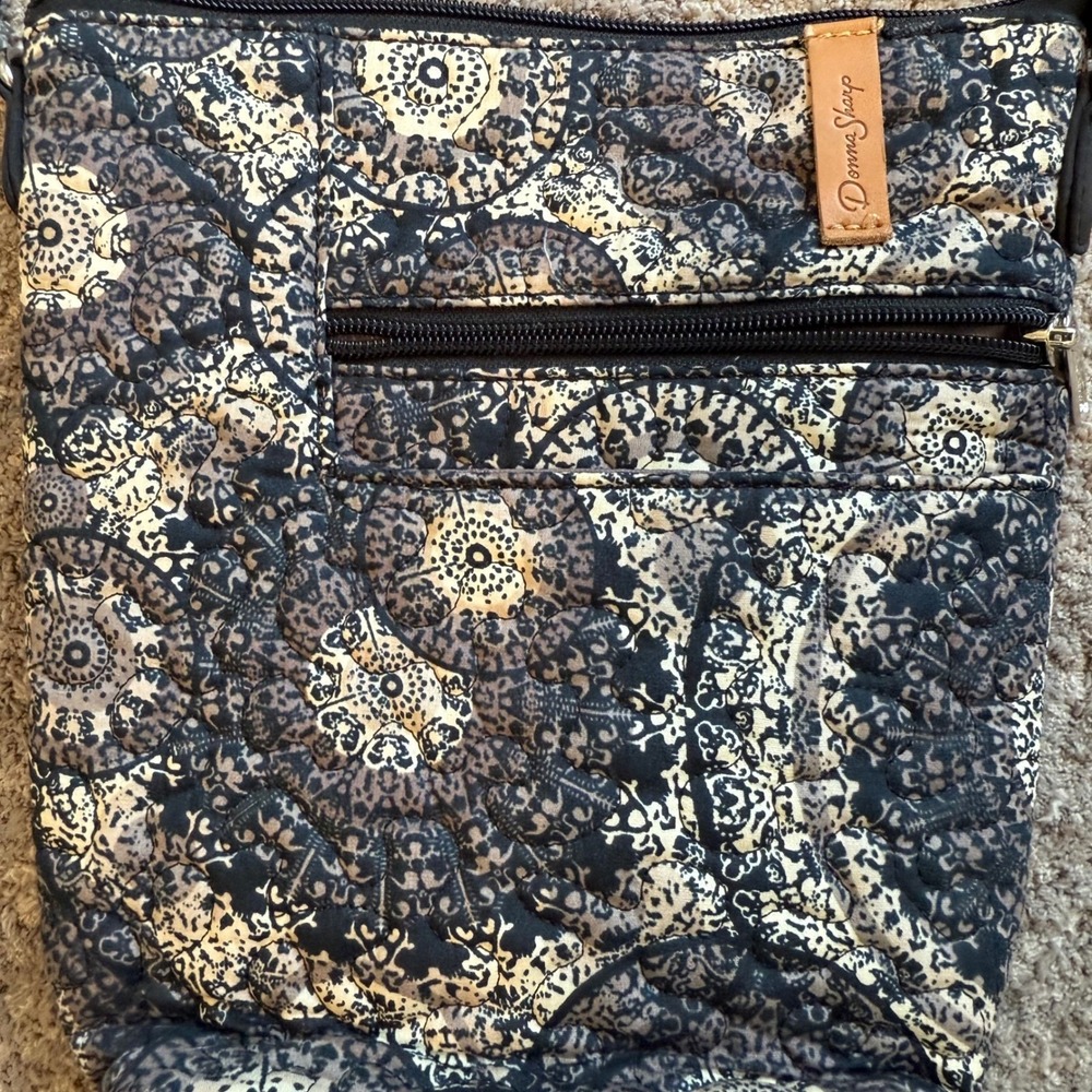 Donna Sharp Kensington Penny Bag Quilted Mandala Crossbody Black Grey 26936 NWT - Picture 2 of 8